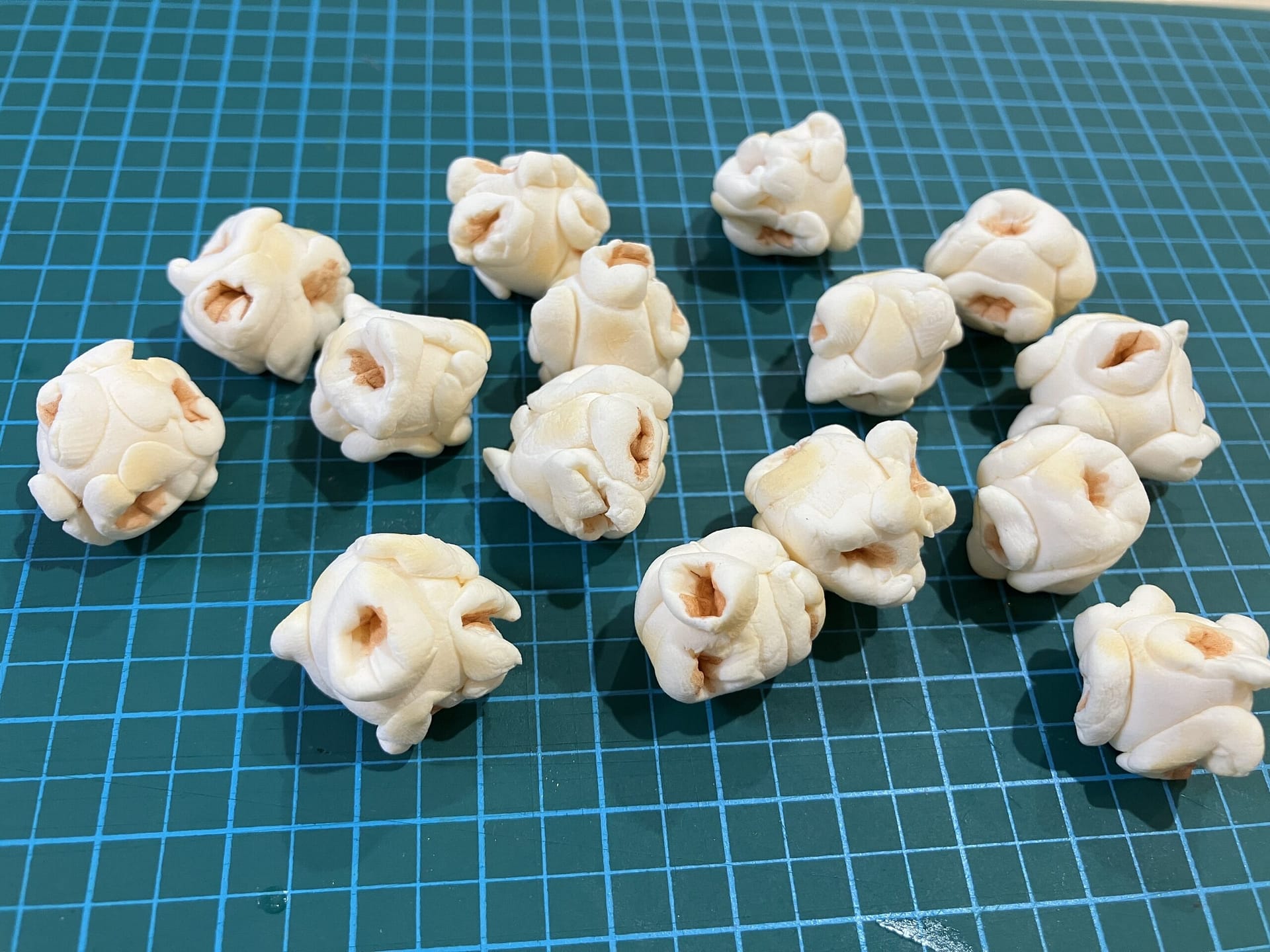 軽量粘土で作ったリアルなクリーム色のポップコーンの作り方のリンク