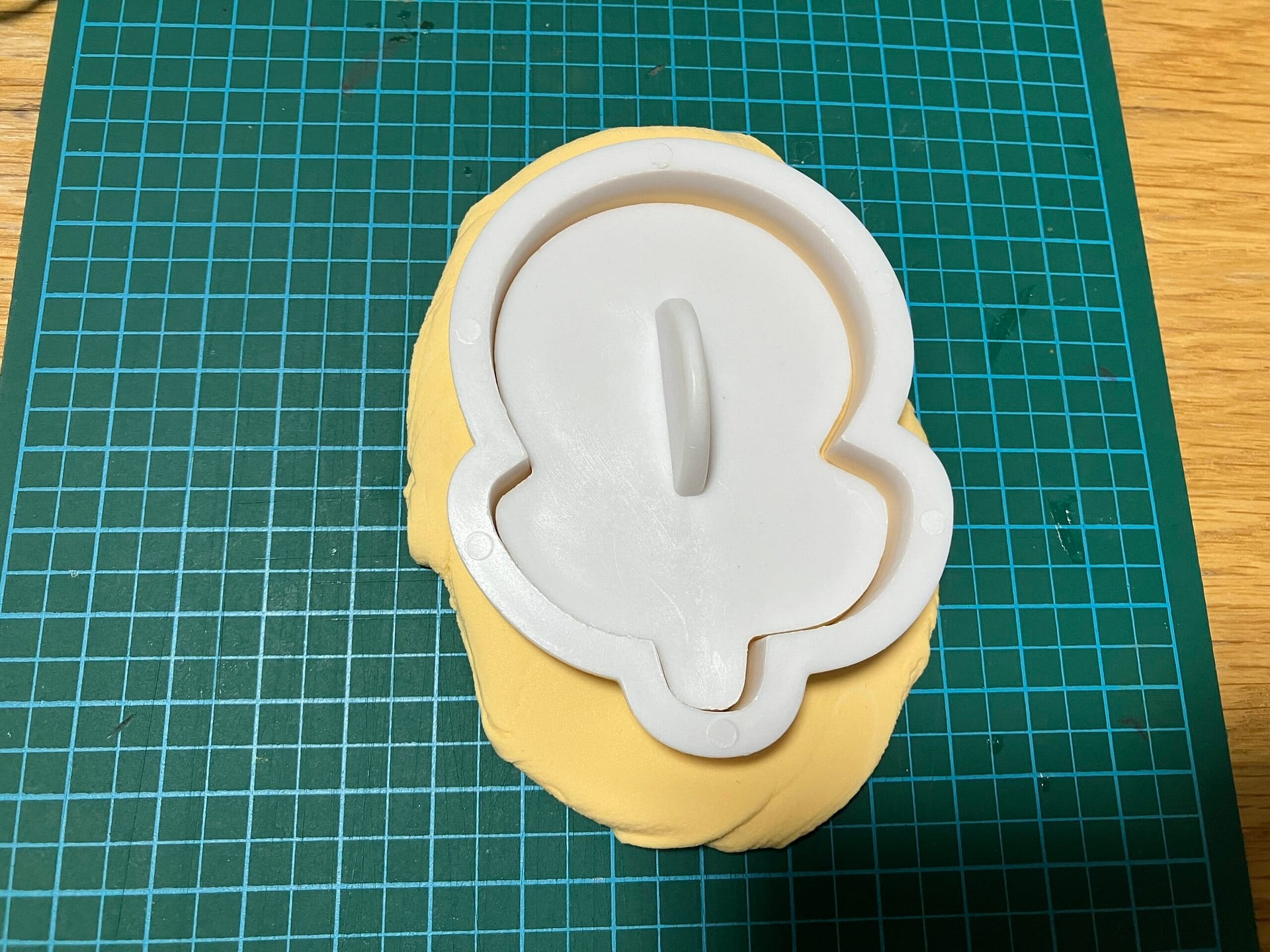 クッキーを型で抜く