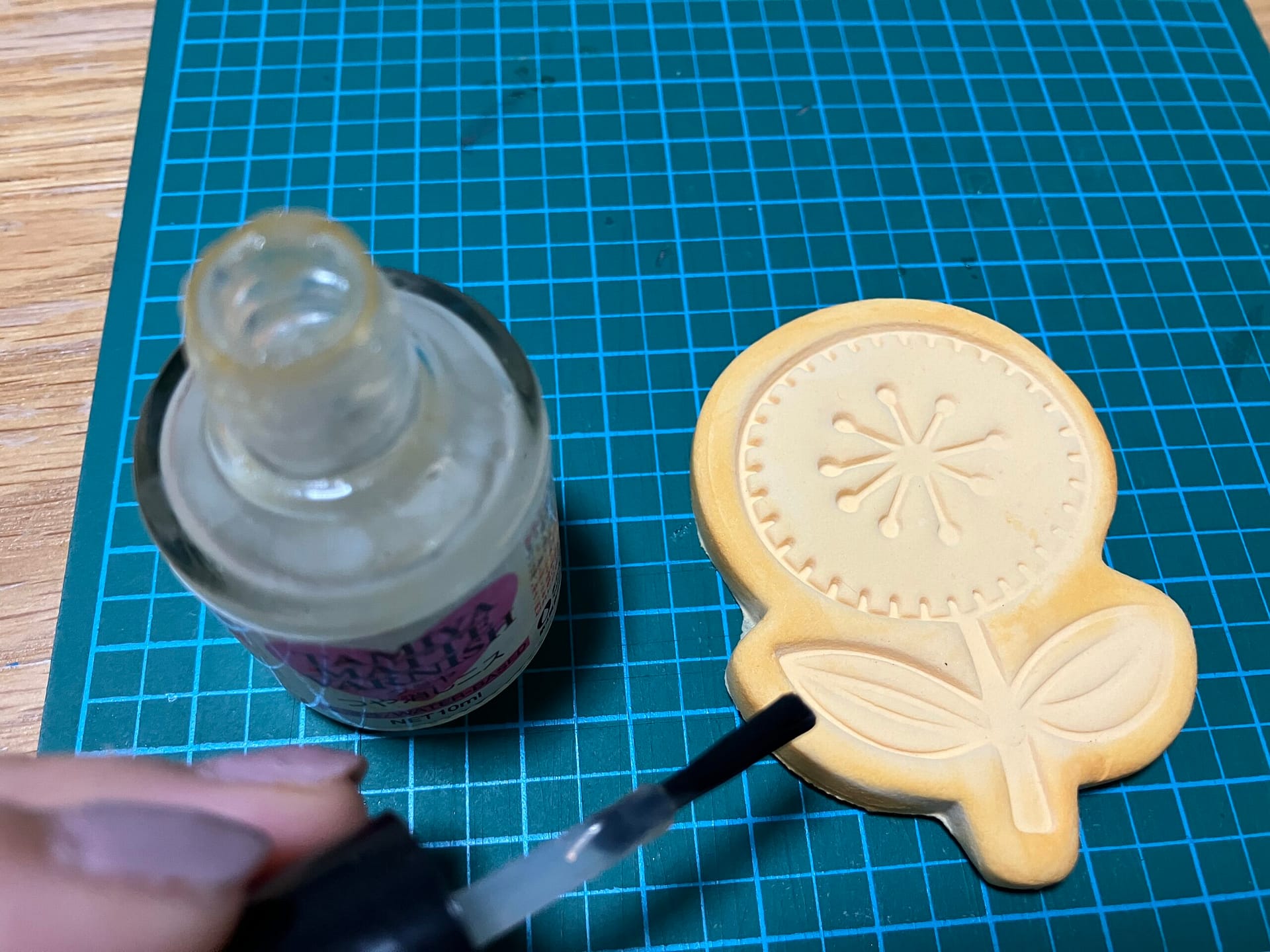 ニスで保護する