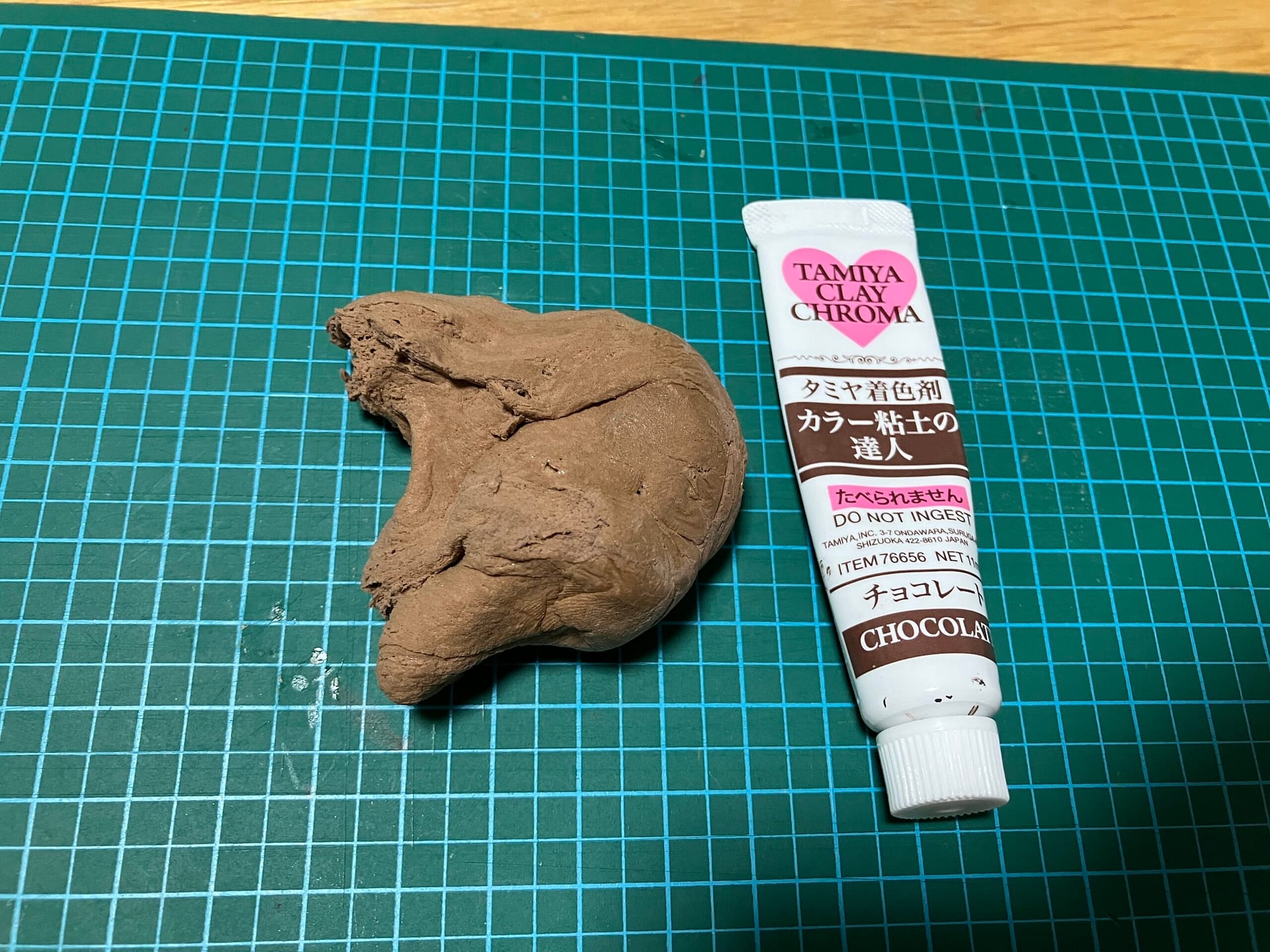 チョコレート色に着色した粘土