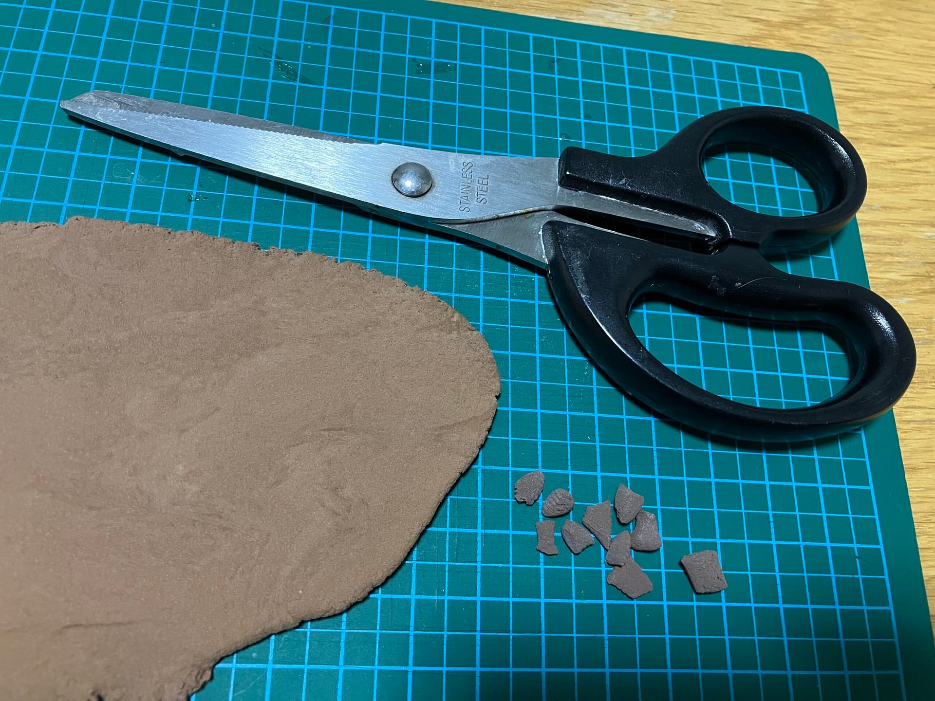 粘土をハサミでカットし、チョコチップを作る