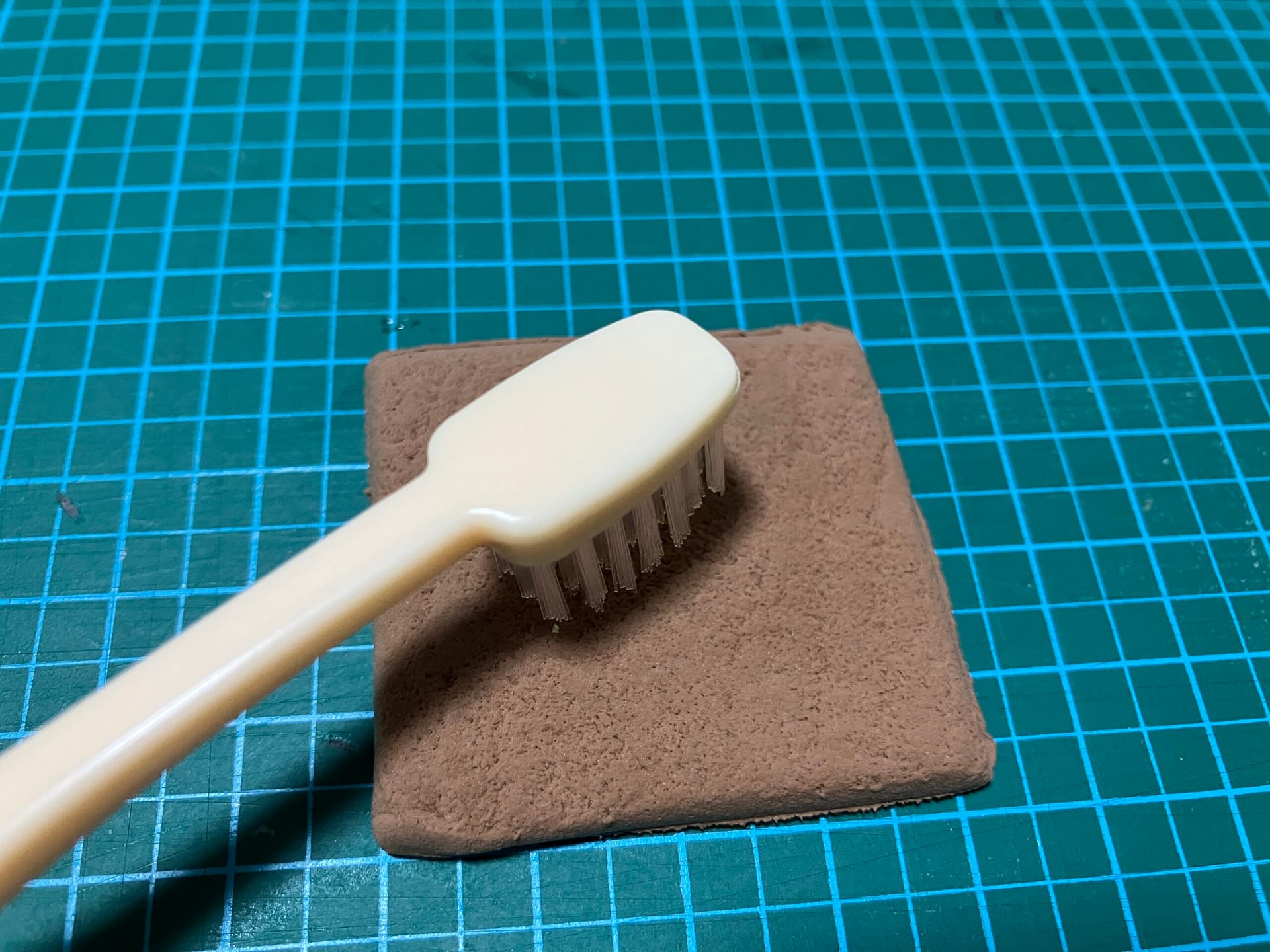 歯ブラシでクッキーの質感を付ける