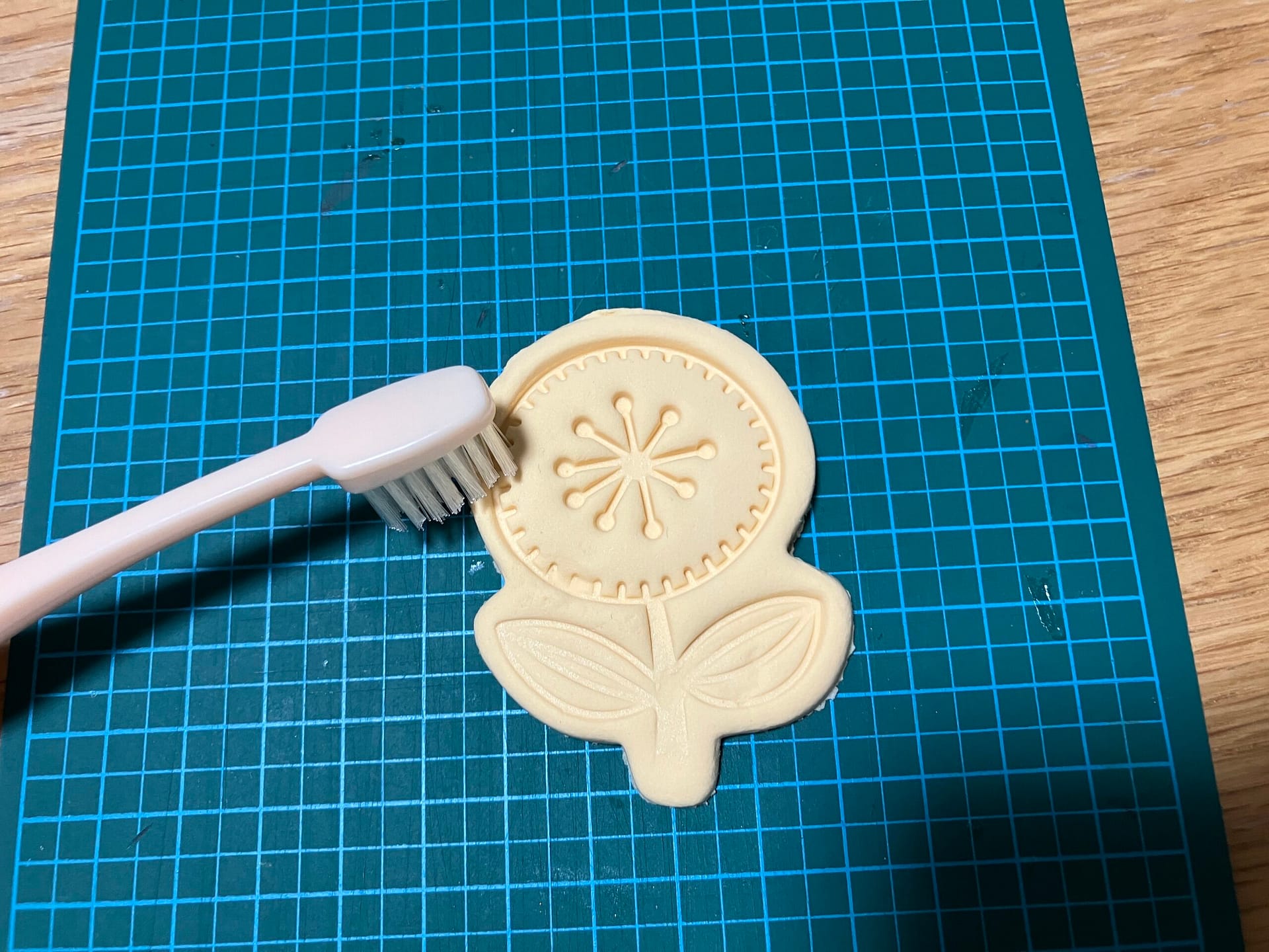 歯ブラシで質感を付ける