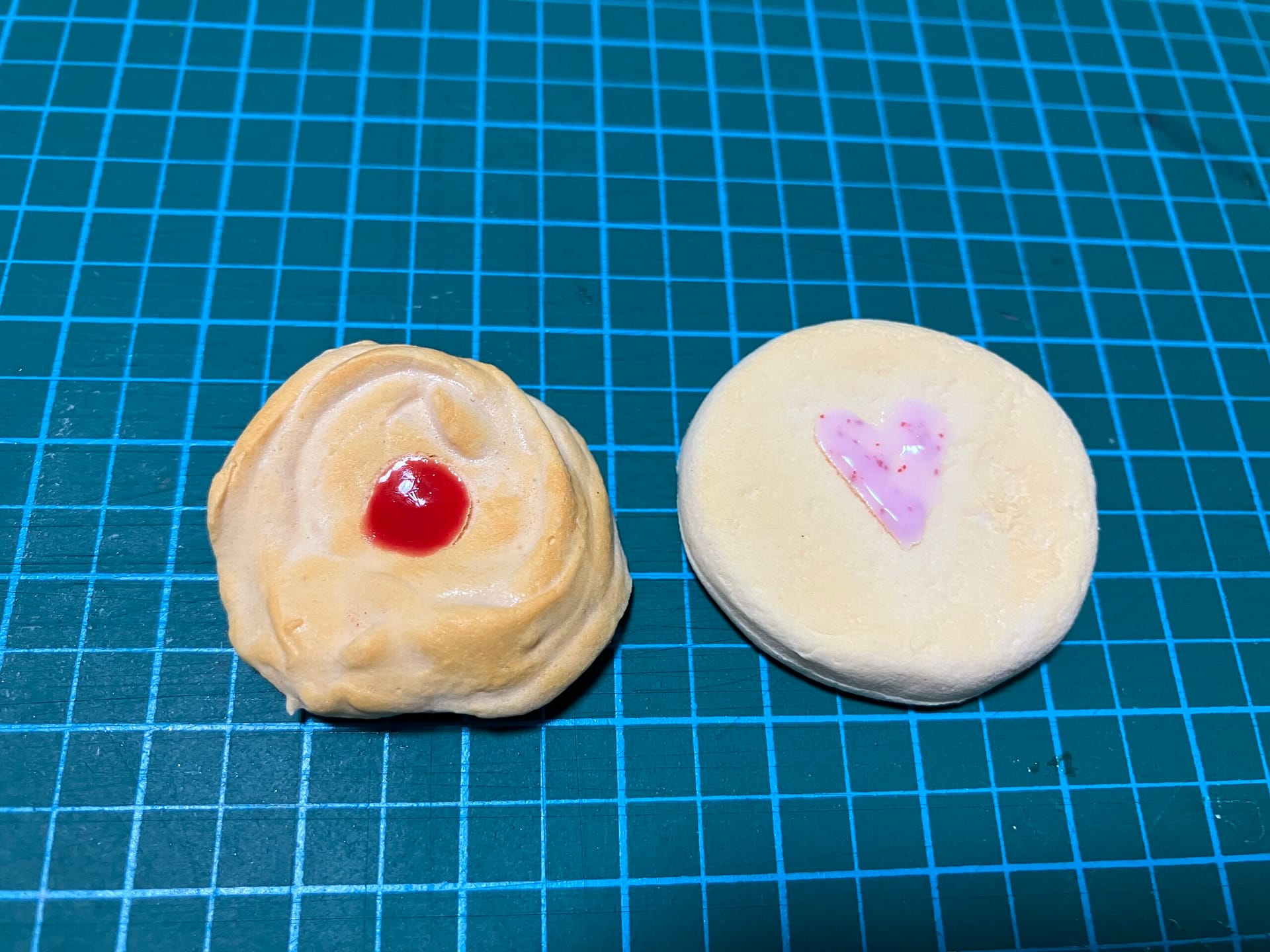 粘土で作ったジャムクッキーとミルク系クッキー