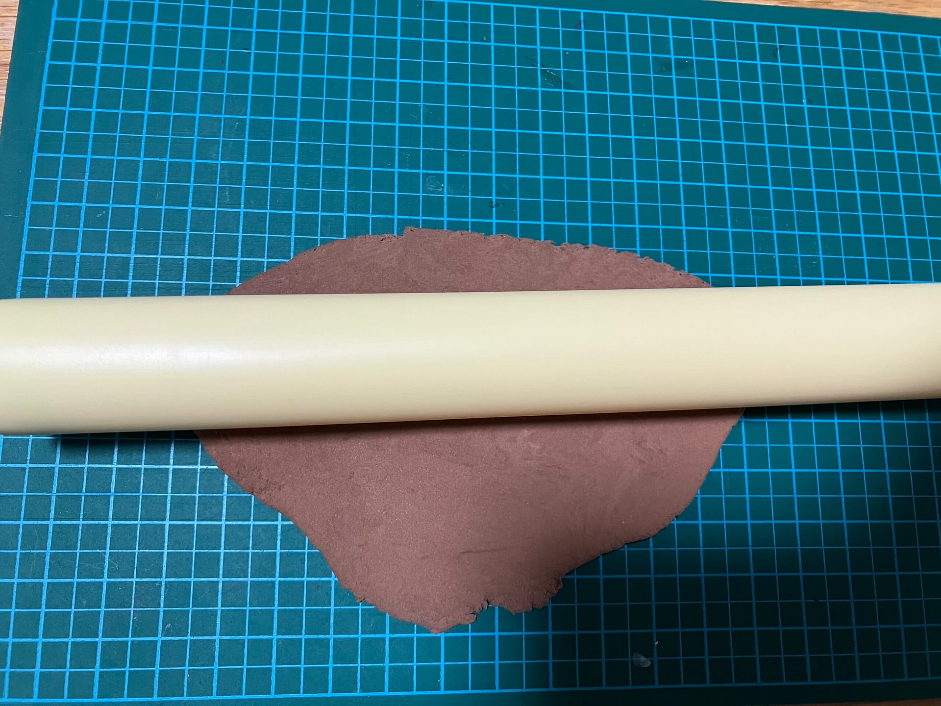 綿棒でクッキー生地を薄く伸ばす様子