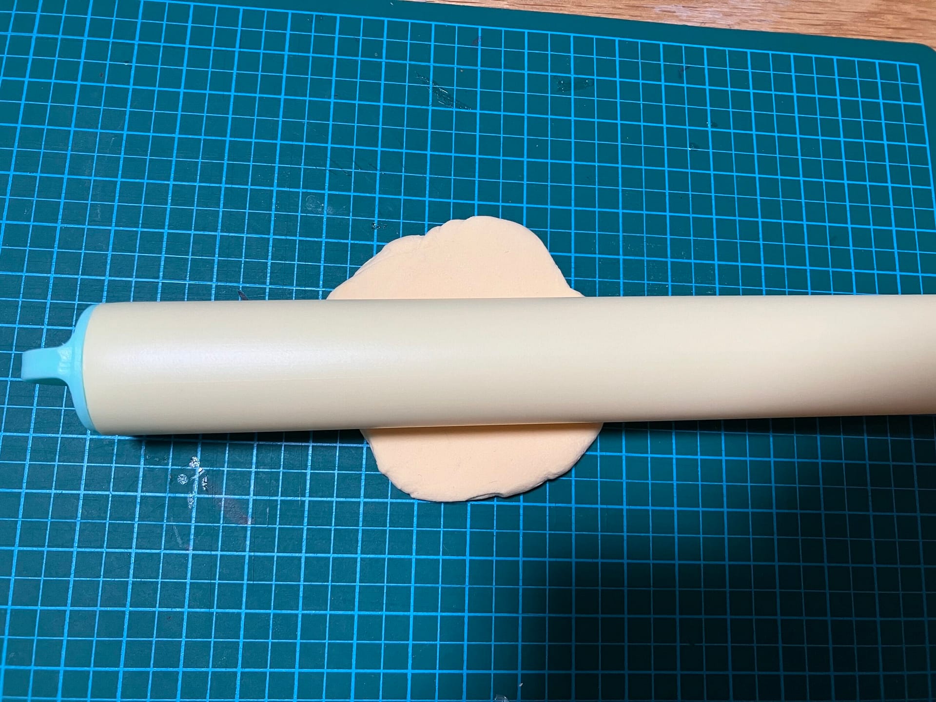 粘土を薄く伸ばす