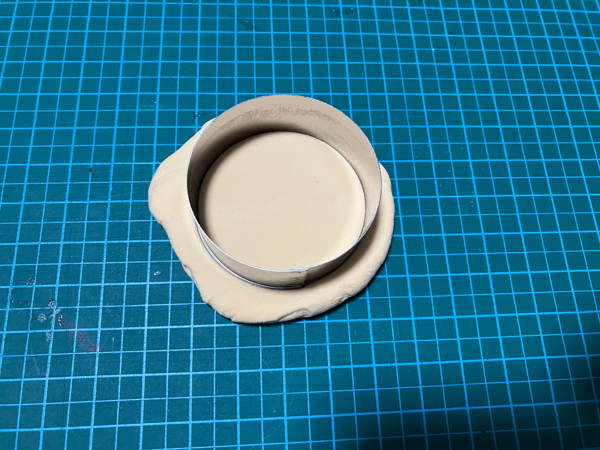 粘土を型で抜く