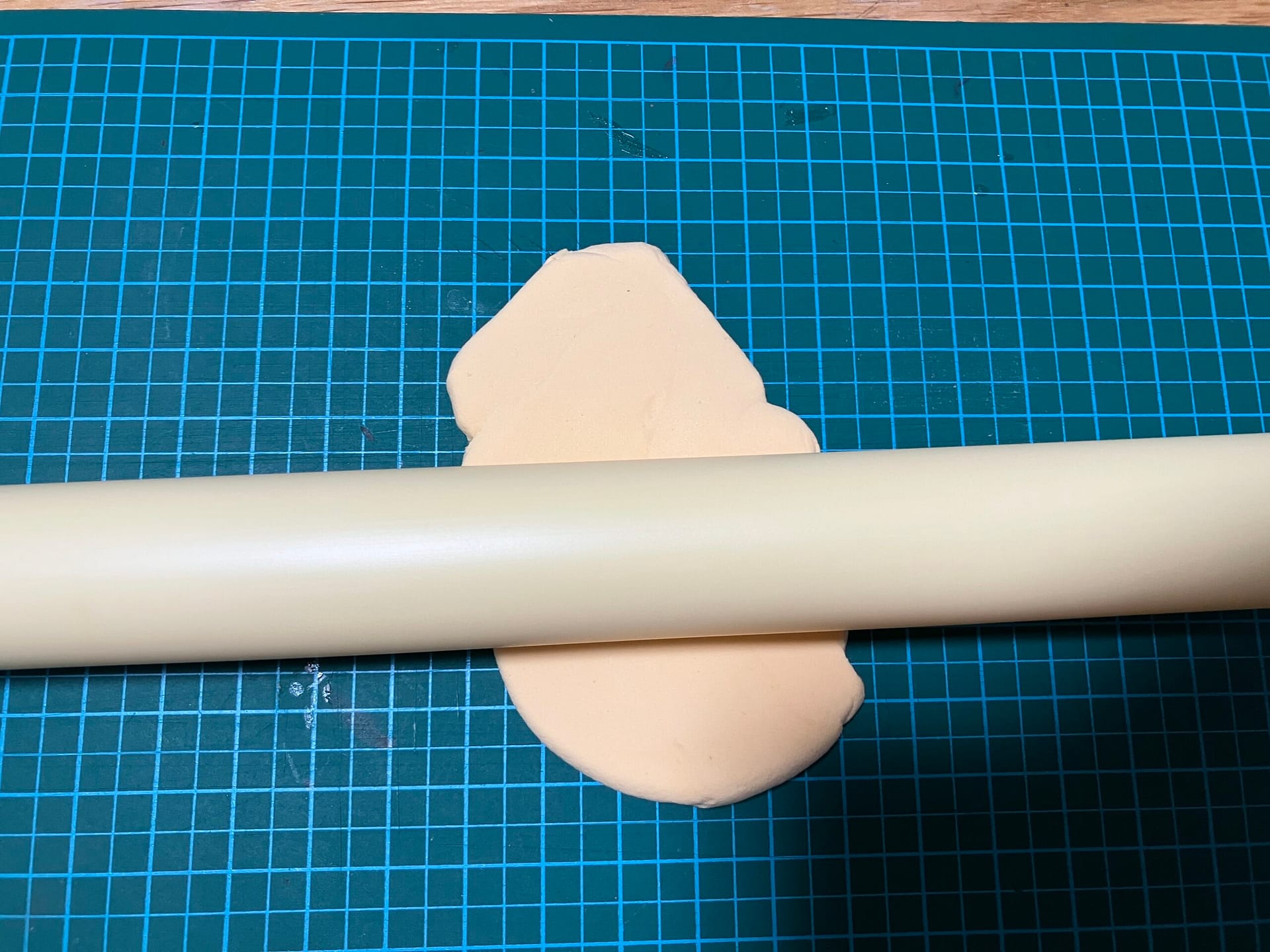 ビスケット色の粘土を伸ばす