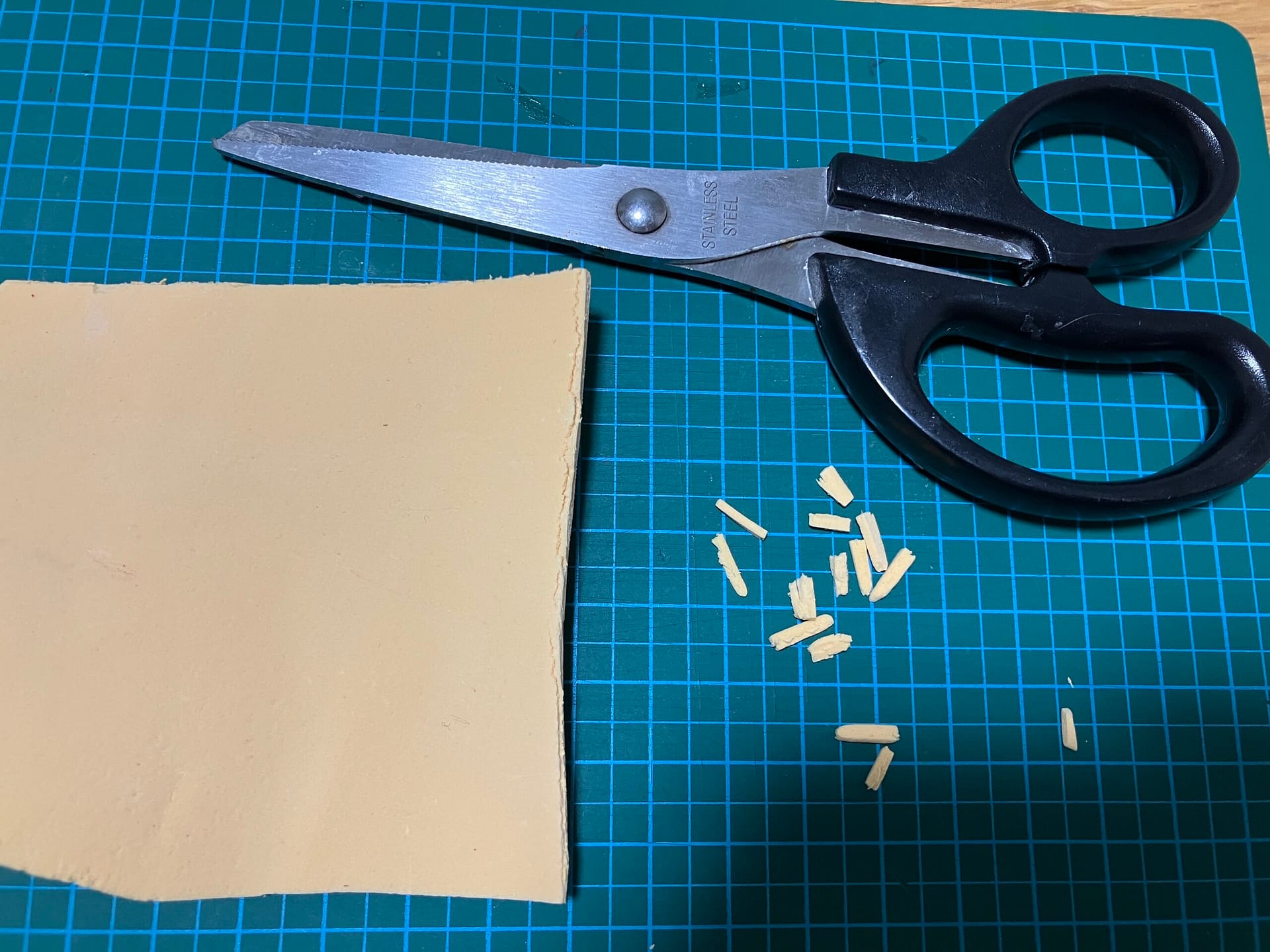 ハサミで粘土をカットし、アーモンドを作る