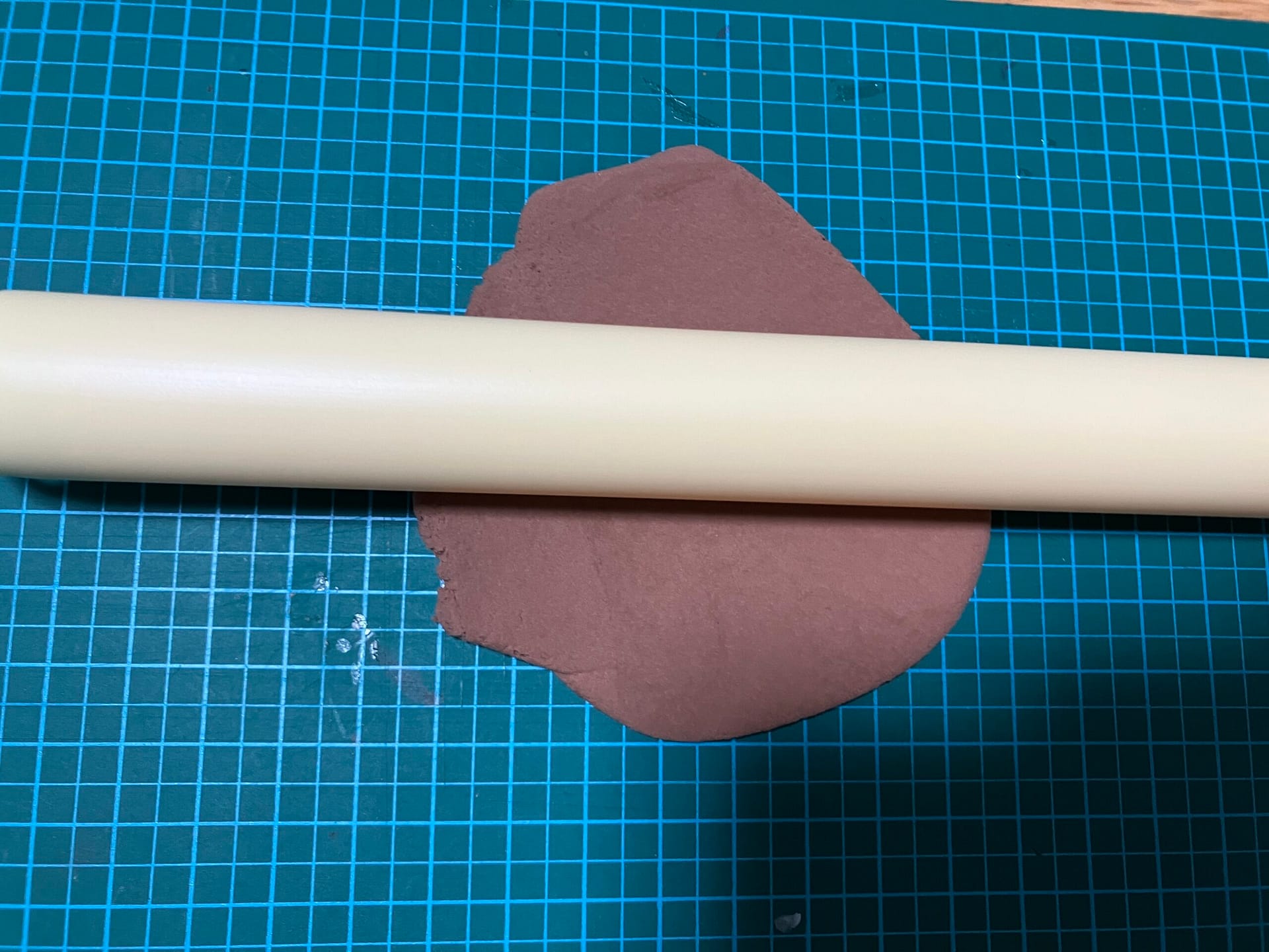 粘土を薄く伸ばす