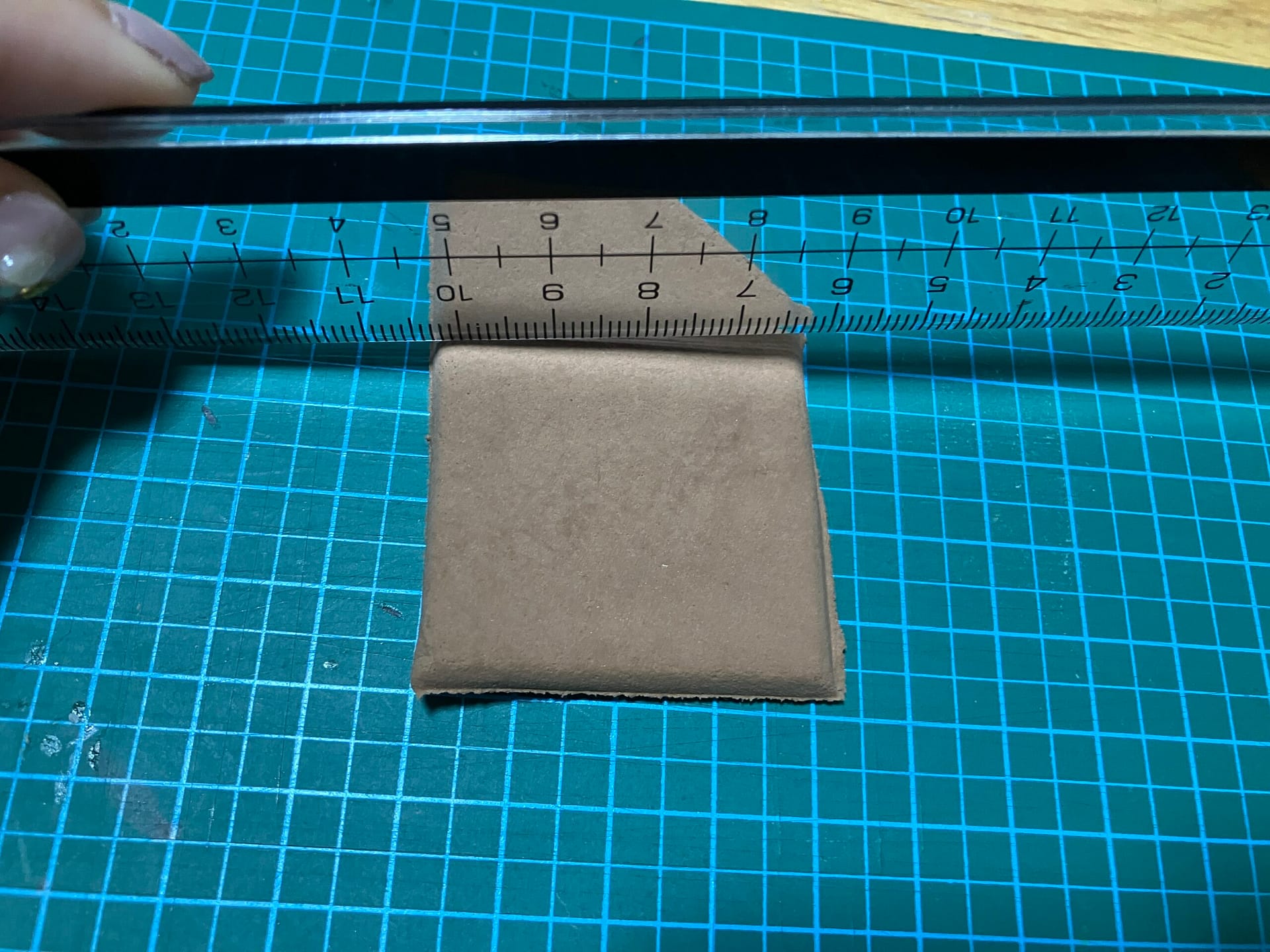 定規で粘土をカットする