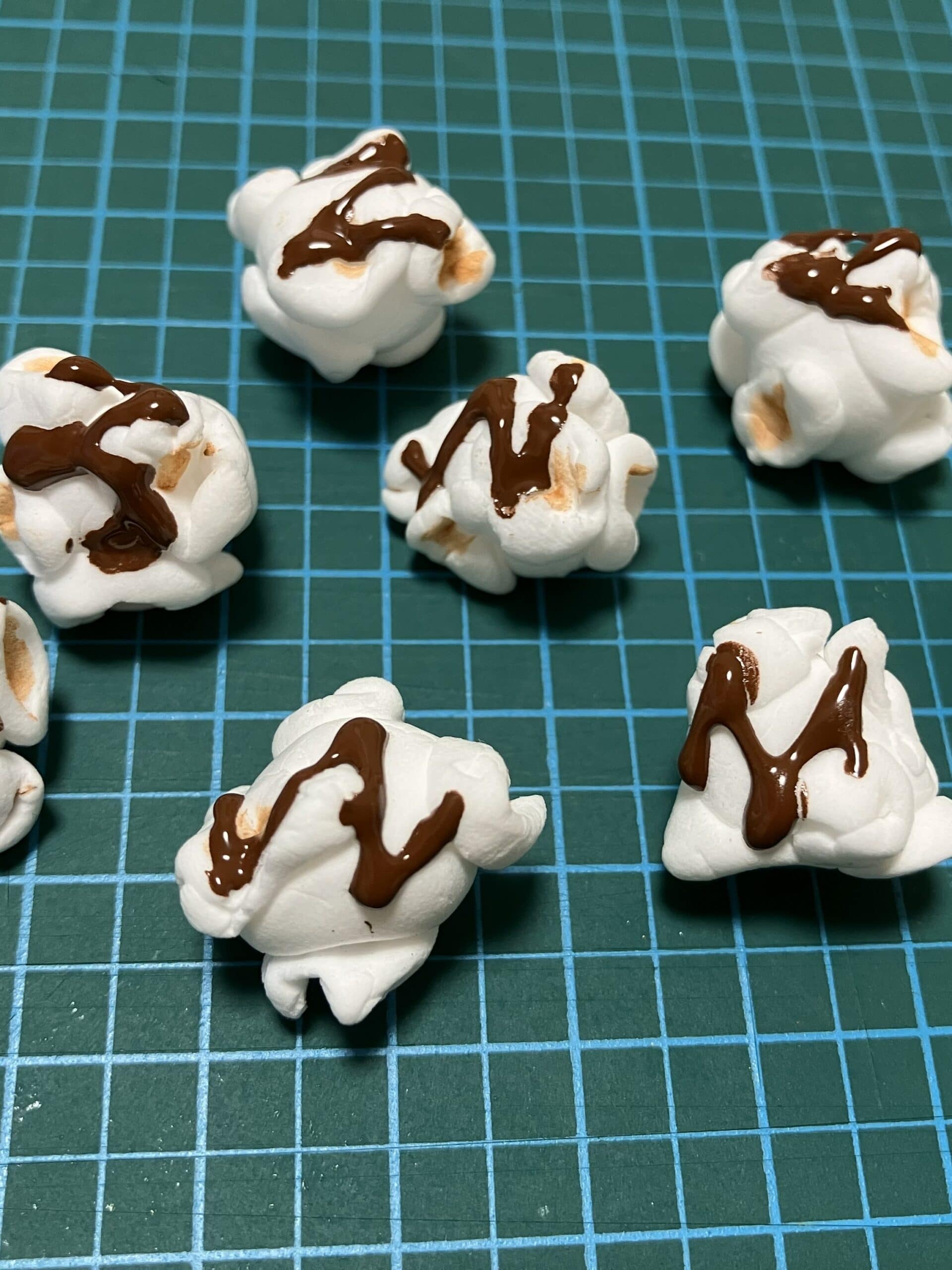 タミヤトッピングの達人のチョコソースを、ポップコーンにかけた様子