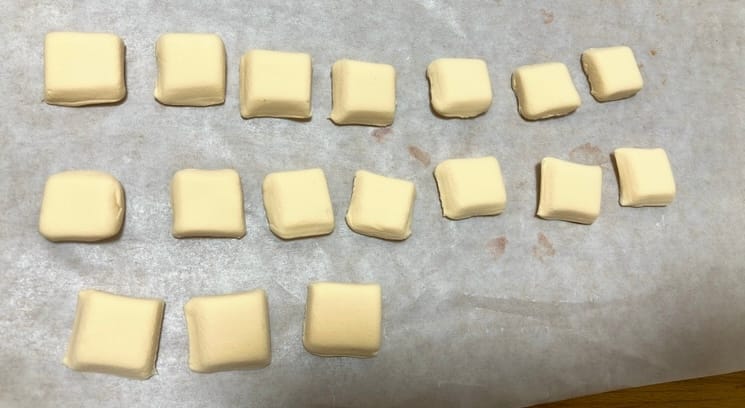 カットしたクッキー生地