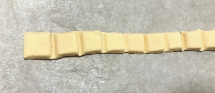 定規でしるしをつけたクッキー生地