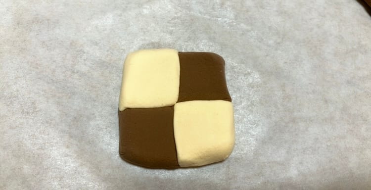 水を使って生地をつなぎ合わせる