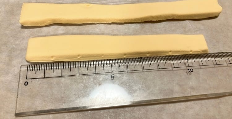 1.5センチにしるしをつけたクッキー生地