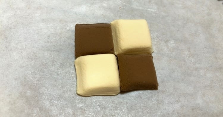 クッキー生地を市松模様に組み立てる