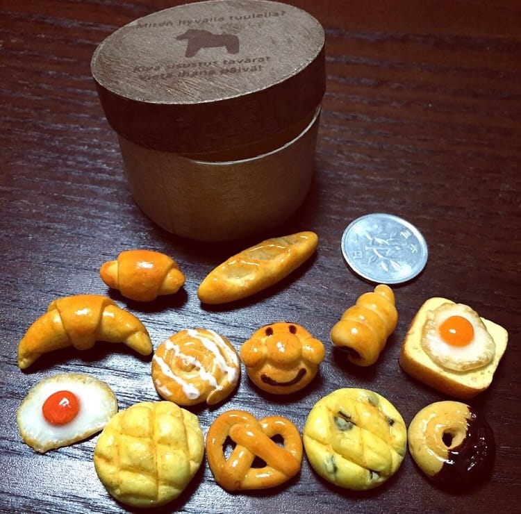 樹脂粘土で作ったミニチュアパンの画像